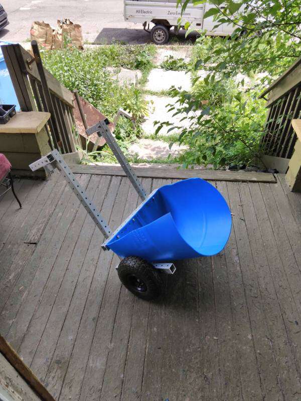 wheelbarrow_1.jpg wheelbarrow_1.jpg